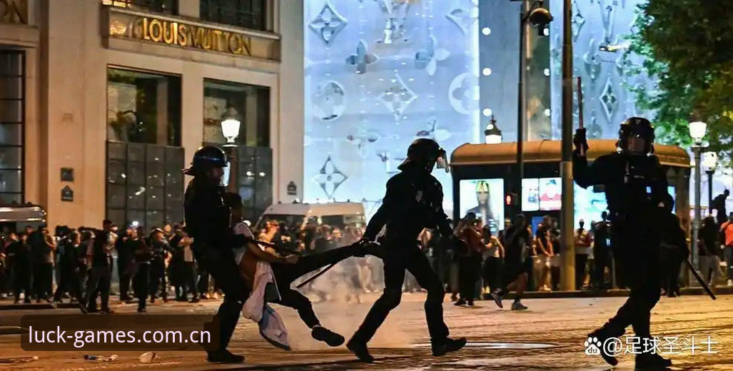 世界杯安保策略调整深度分析：从英国警员外派缩减看大型赛事风险管控